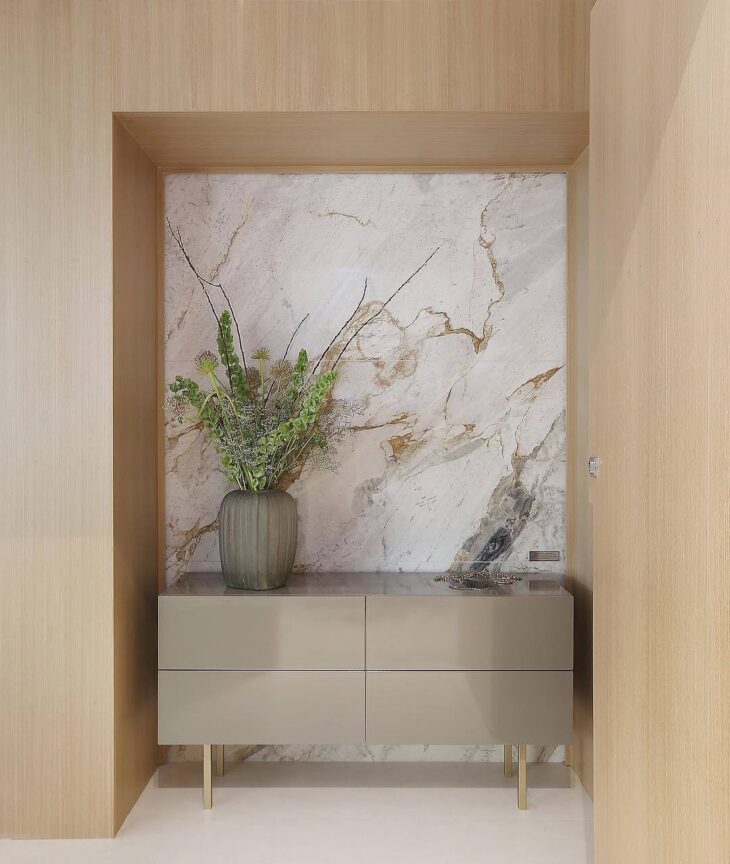 Proporciona elegância e amplitude com piso de mármore branco.