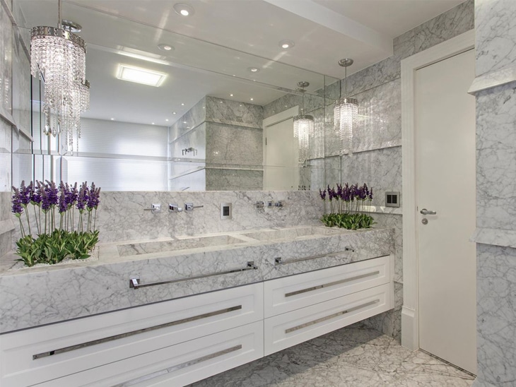 Mármore Carrara: 50 Ambientes Sofisticados com Esta Pedra Clássica 3 Material nobre, o mármore Carrara é uma pedra clara, com fundo branco e veios acinzentados.