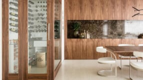 10 Ideias de Decoração com Caixotes: Criativas e Acessíveis 7 Exposição de diversos modelos de adega elaboradas com caixotes.