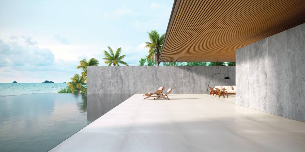 Inspirações para revestir muros com porcelanato: 10 ideias criativas 7 Aspecto de mármore torna área externa mais elegante.