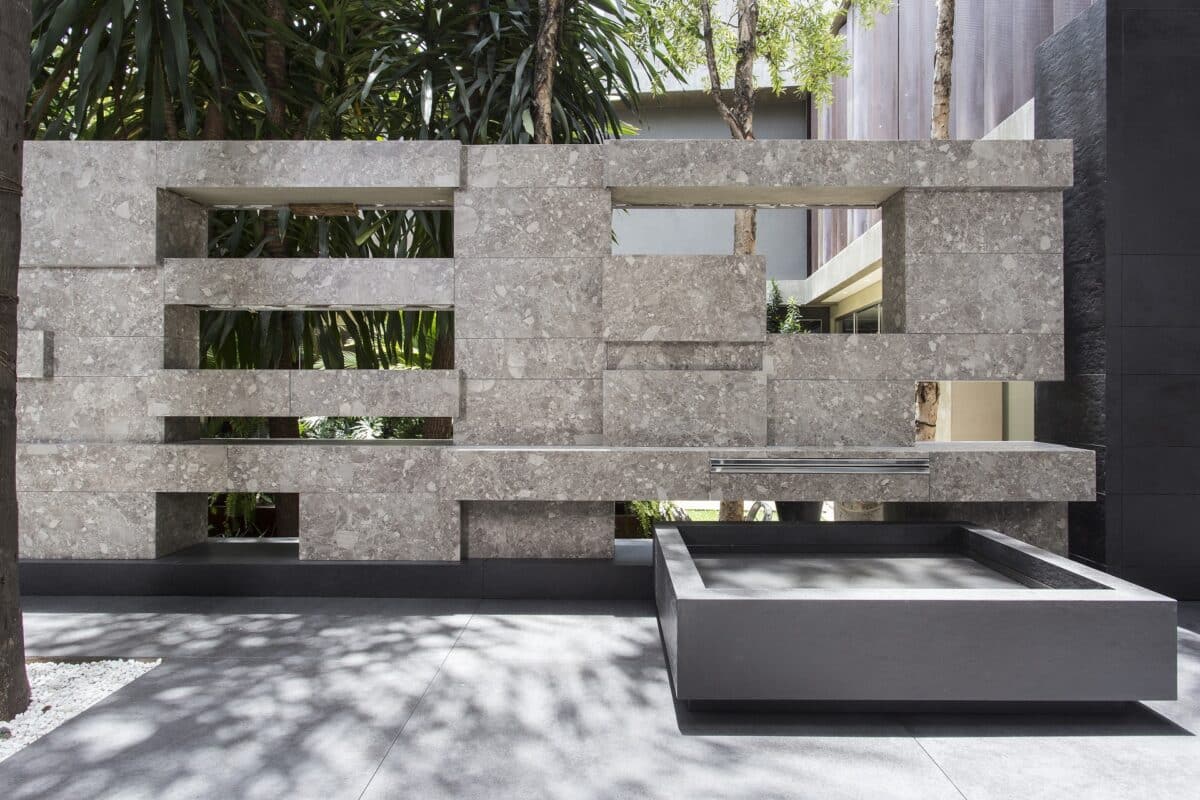 Inspirações para revestir muros com porcelanato: 10 ideias criativas 9 Reprodução de pedra com seixos leva personalidade ao muro com porcelanato.
