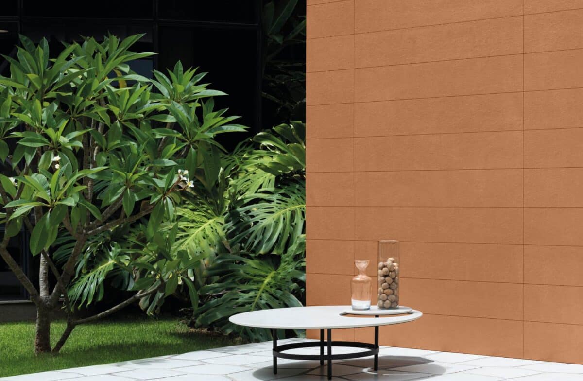 Inspirações para revestir muros com porcelanato: 10 ideias criativas 2 Tons terrosos deixam muro com ar rústico.