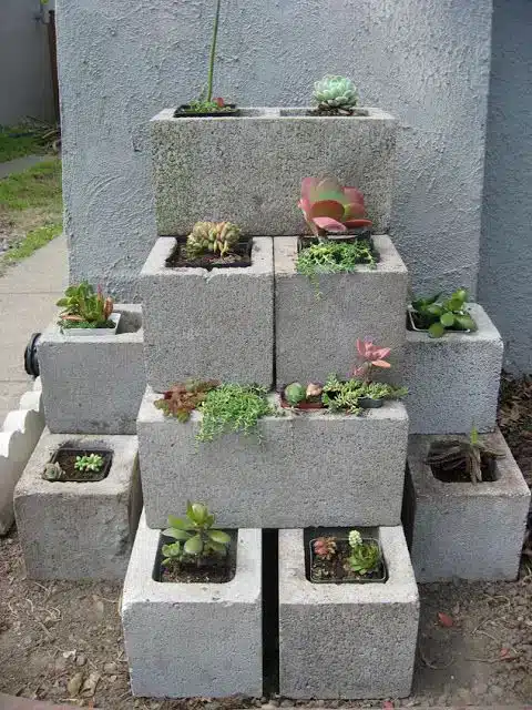 Canteiros de Jardim: Como Criar Modelos Incríveis 10 Os caixotes de madeira são a escolha de quem preza por um estilo mais natural e orgânico de canteiros de jardim.