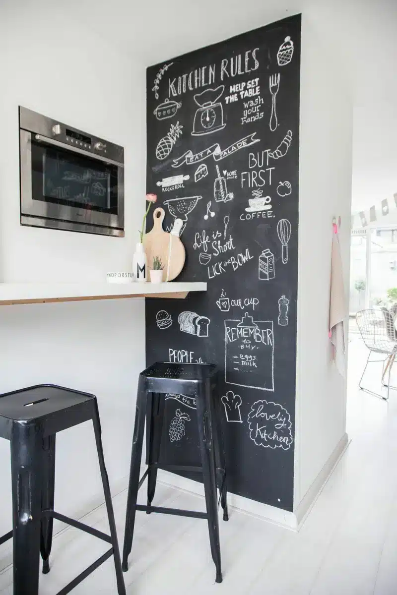 Como Criar uma Parede de Lousa de Forma Simples e Criativa 7 Visual de um ambiente com parede de lousa e decoração.