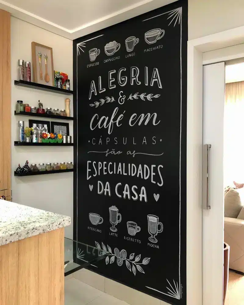 Como Criar uma Parede de Lousa de Forma Simples e Criativa 3 Foto da parede de lousa em um ambiente.