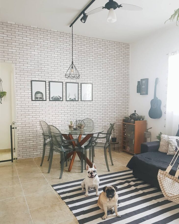 Imagem de uma parede de tijolinho com estilo moderno.
