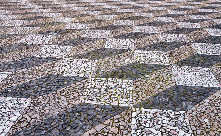 Aproveite as Vantagens da Pedra Portuguesa na Decoração 3 Famosa por decorar o calçadão de Copacabana, a pedra portuguesa tem seu espaço garantido entre as preferências de arquitetos e designers.
