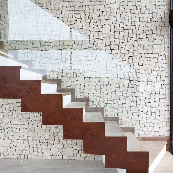 Aproveite as Vantagens da Pedra Portuguesa na Decoração 2 É a cor mais forte e chamativa dentre todas as opções.