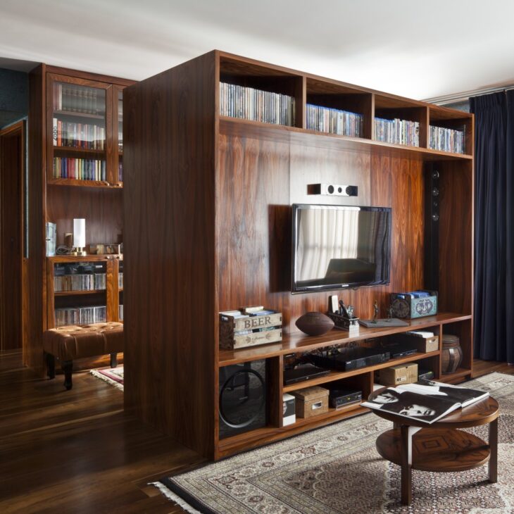 Piso de Madeira: 10 Ambientes Inspiradores 2 De acordo com o designer de interiores Marlon Castello Branco, do Estúdio + Design, este tipo de piso ainda possui a vantagem de apresentar fácil instalação, dispensando muitas vezes a necessidade de obra civil, além de oferecer facilidade de limpeza e manutenção.