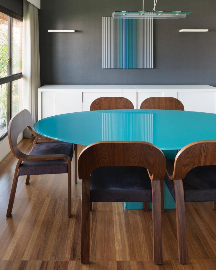 Piso de Madeira: 10 Ambientes Inspiradores 10 Piso de madeira natural: elaborado com o material em sua forma natural, este pode se subdividir em carpetes de madeira revestido com lâmina de madeira natural, assoalhos de madeira feitos com uma camada mais generosa do material, parquets com desenhos geométricos, além dos tradicionais tacos de madeira.