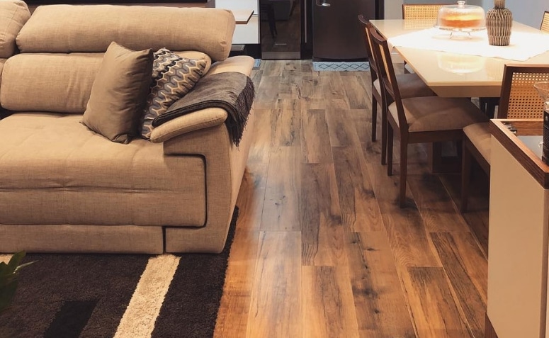Descubra como escolher o piso ideal para sua sala com 60 inspirações 2 Apartamentos que usam pisos para sala