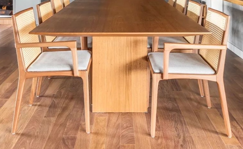 Tipos e fotos de pisos que imitam madeira que vão te surpreender 10 7 Ambiente com piso laminado que imita madeira, oferecendo conforto térmico e estético, indicado para quartos e salas.