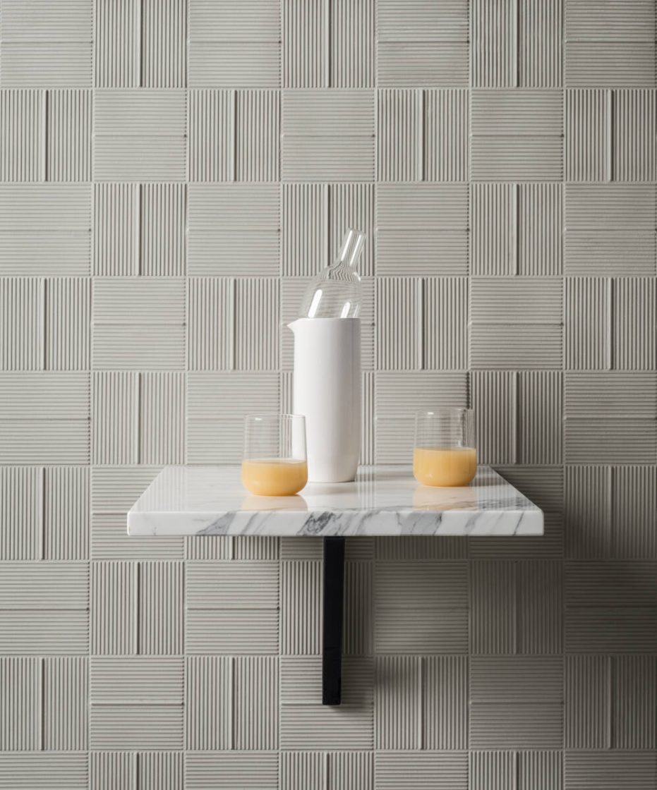 Porcelanato com Relevo: Uma Ousadia na Decoração 10 5 O porcelanato com relevo pode ser usado em diferentes ambientes, como a cozinha (Projeto: Portobello)