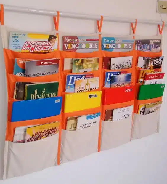 9 ideias criativas de porta-livros para decorar sua casa 3 Varal com livros, ideal para crianças.