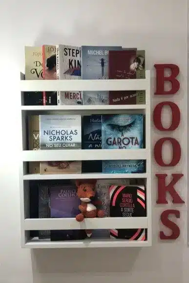 9 ideias criativas de porta-livros para decorar sua casa 5 Estante estreita para exibição de livros.
