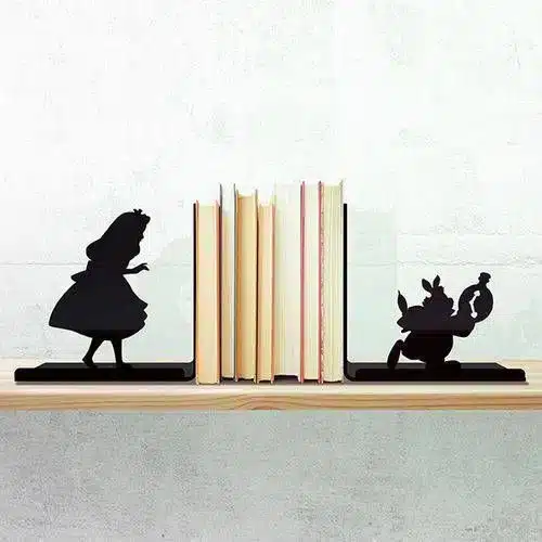 9 ideias criativas de porta-livros para decorar sua casa 7 Porta-livros com personagens, como de 'Alice no País das Maravilhas'.