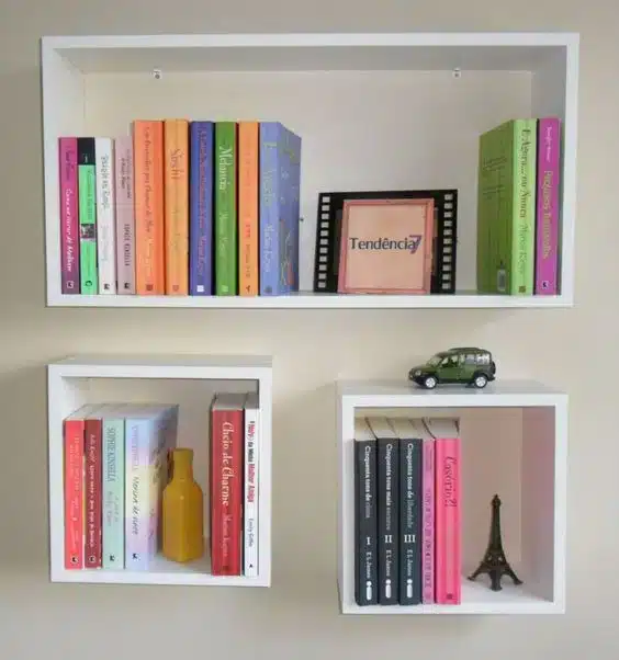 Nichos decorativos para guardar livros e objetos.