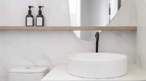 Quadros para Banheiro: Modelos e Tutoriais Para Decorar o Espaço com 10 Ideias 5 Prateleira decorativa instalada no banheiro.