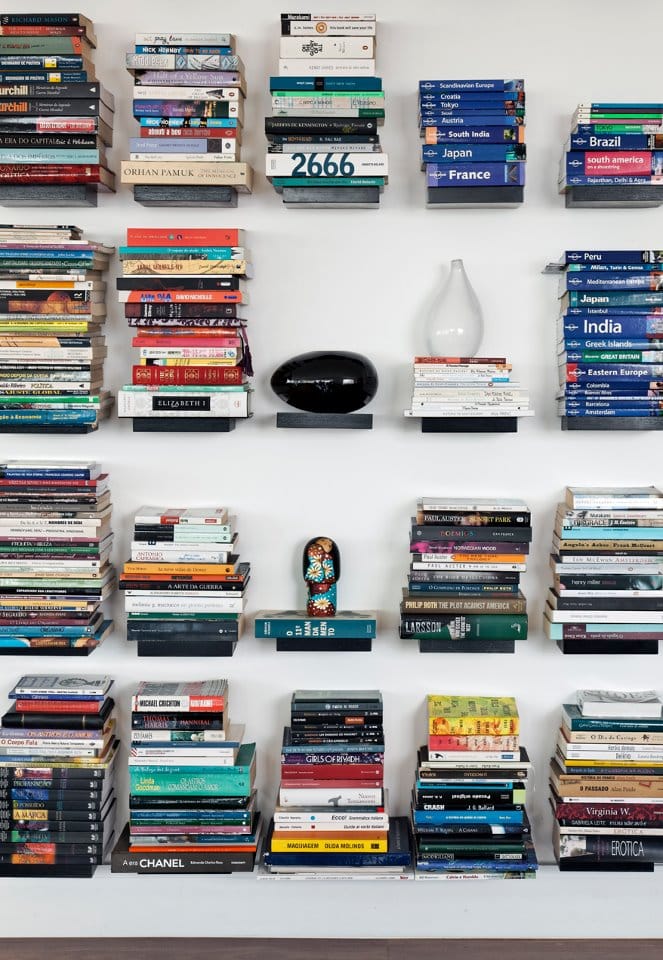 Prateleiras para livros: 10 modelos lindos para decorar e organizar 1 Reprodução / Triplex Arquitetura