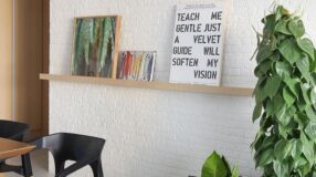 Prateleira para quadros: 30 maneiras de usar na sua decoração