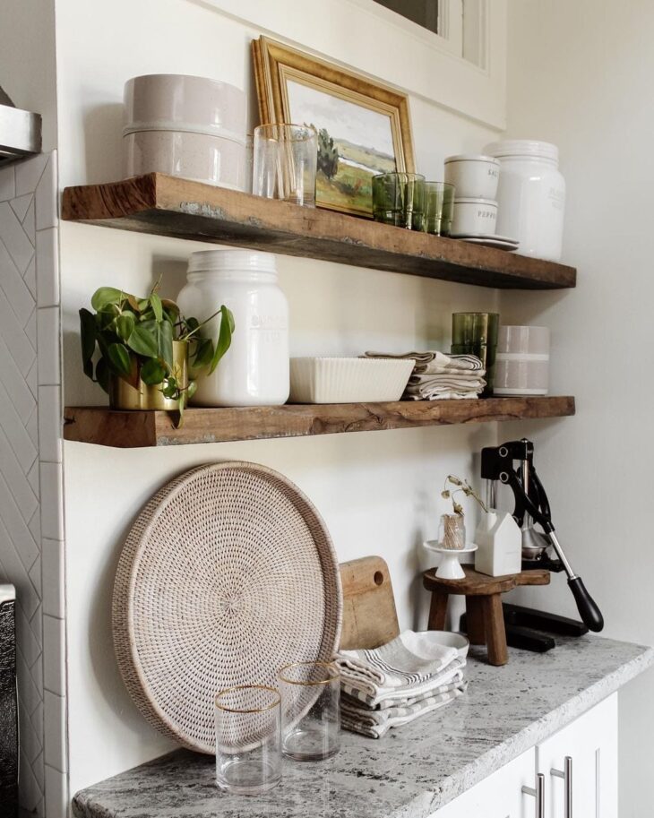 Conheça 10 Ideias de Prateleiro Rústica para Decorar Seu Lar 10 A prateleira rústica combina com todos os tipos de plantas, trazendo beleza e funcionalidade.