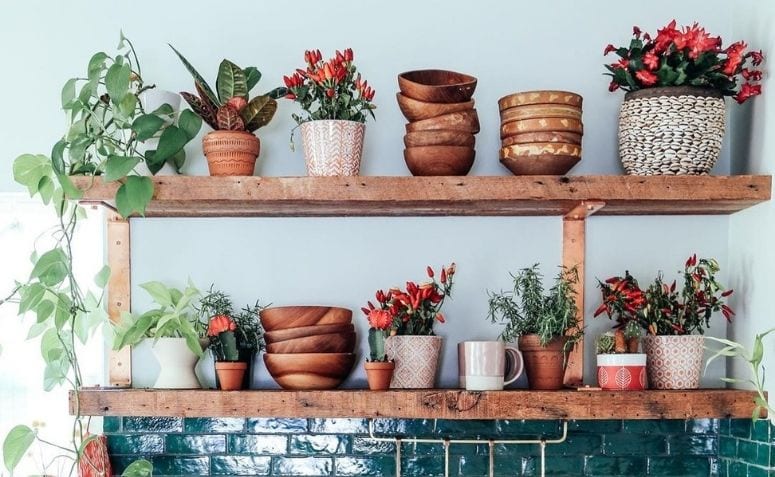 Conheça 10 Ideias de Prateleiro Rústica para Decorar Seu Lar 3 A prateleira rústica é perfeita para dar um toque rural e aconchegante ao ambiente.