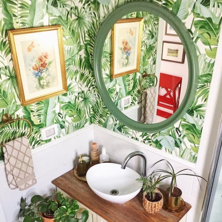 Quadros para Banheiro: Modelos e Tutoriais Para Decorar o Espaço com 10 Ideias 10 Quadros decorativos pendurados em um ambiente de banheiro.