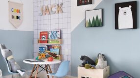 Quadros com delicadas ilustrações para quarto de bebê.