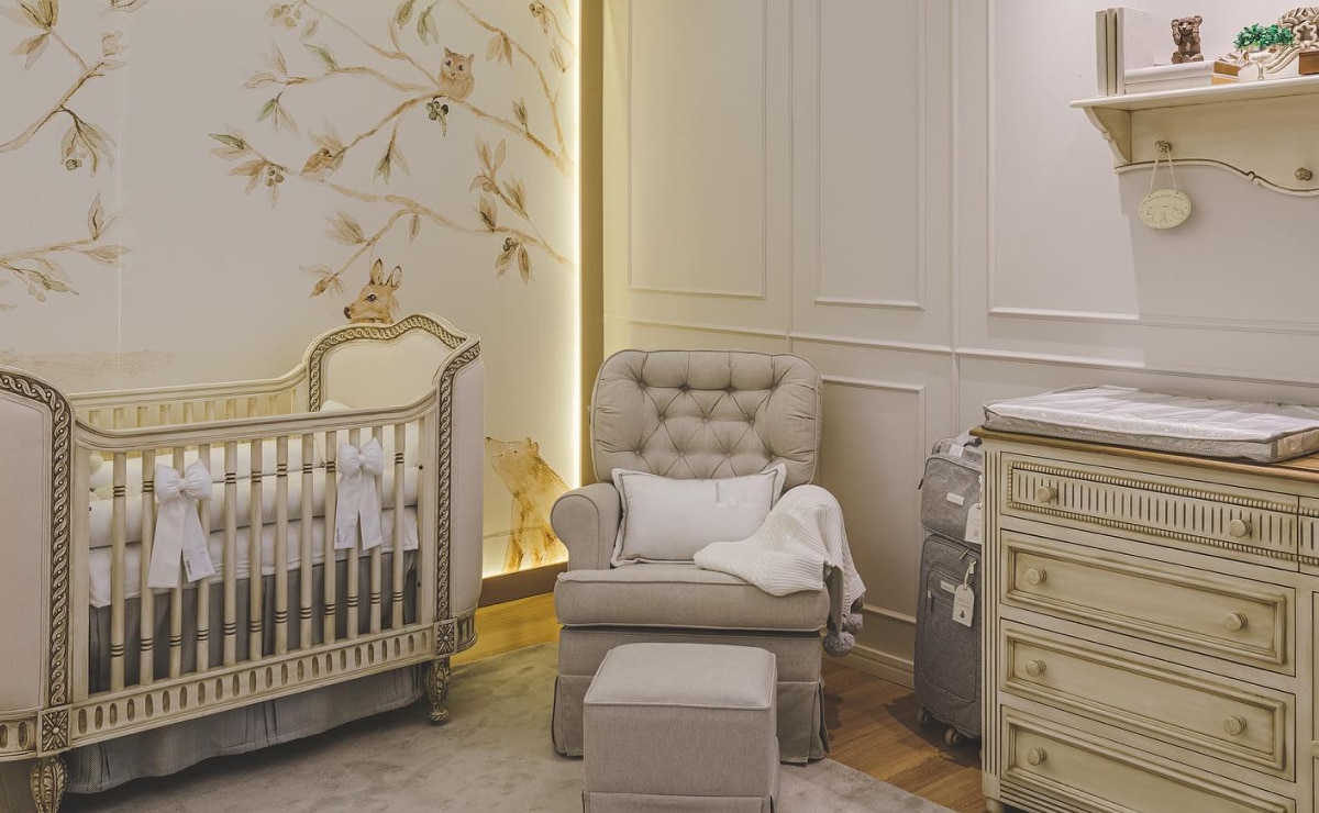 Imagem de um quarto de bebê decorado, acolhedor e seguro.