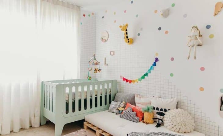Quarto de bebê amplo e ensolarado.