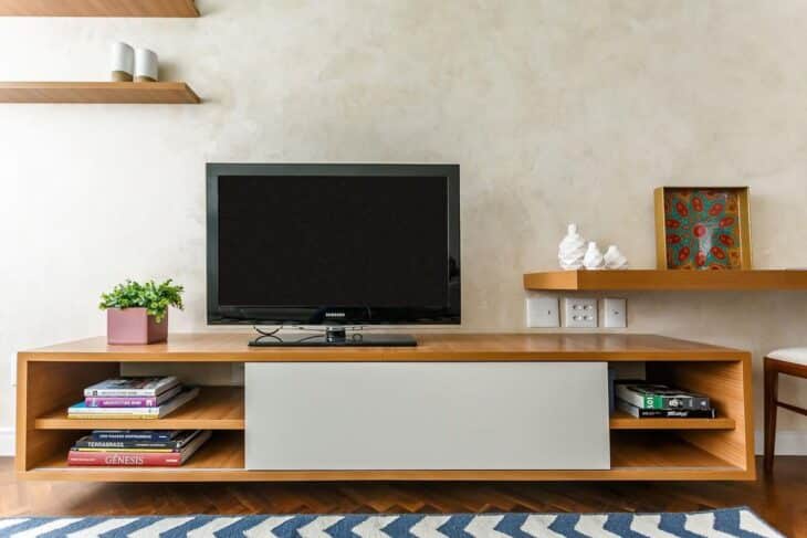10 Inspirações de Racks de Madeira para Decorar sua Sala 5 Base Arquitetura