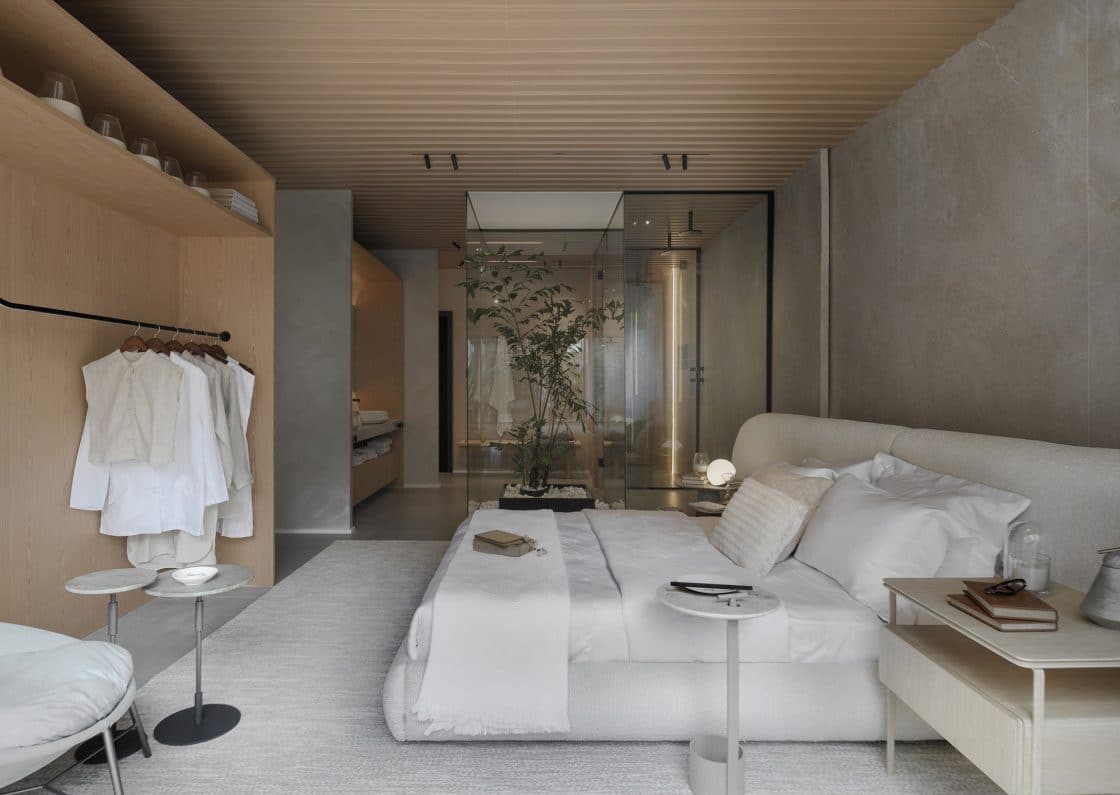Revestimento para parede de quarto: Dicas para uma decoração moderna 3 Entre os materiais mais práticos e resistentes para paredes, porcelanato é destaque (Projeto: Mariana Maisonnave)