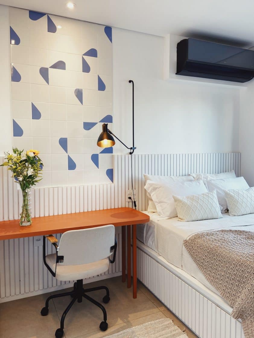 Revestimento para parede de quarto: Dicas para uma decoração moderna 2 Na hora de criar painéis com cerâmica para o quarto, o céu é o limite (Projeto: Estúdio Pitaya)