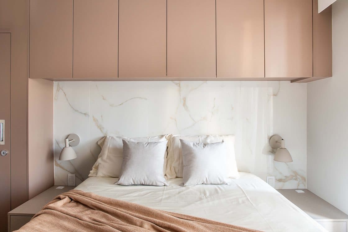 Cabeceira em porcelanato é elegante e prática (Projeto: Stilo Arquitetura)