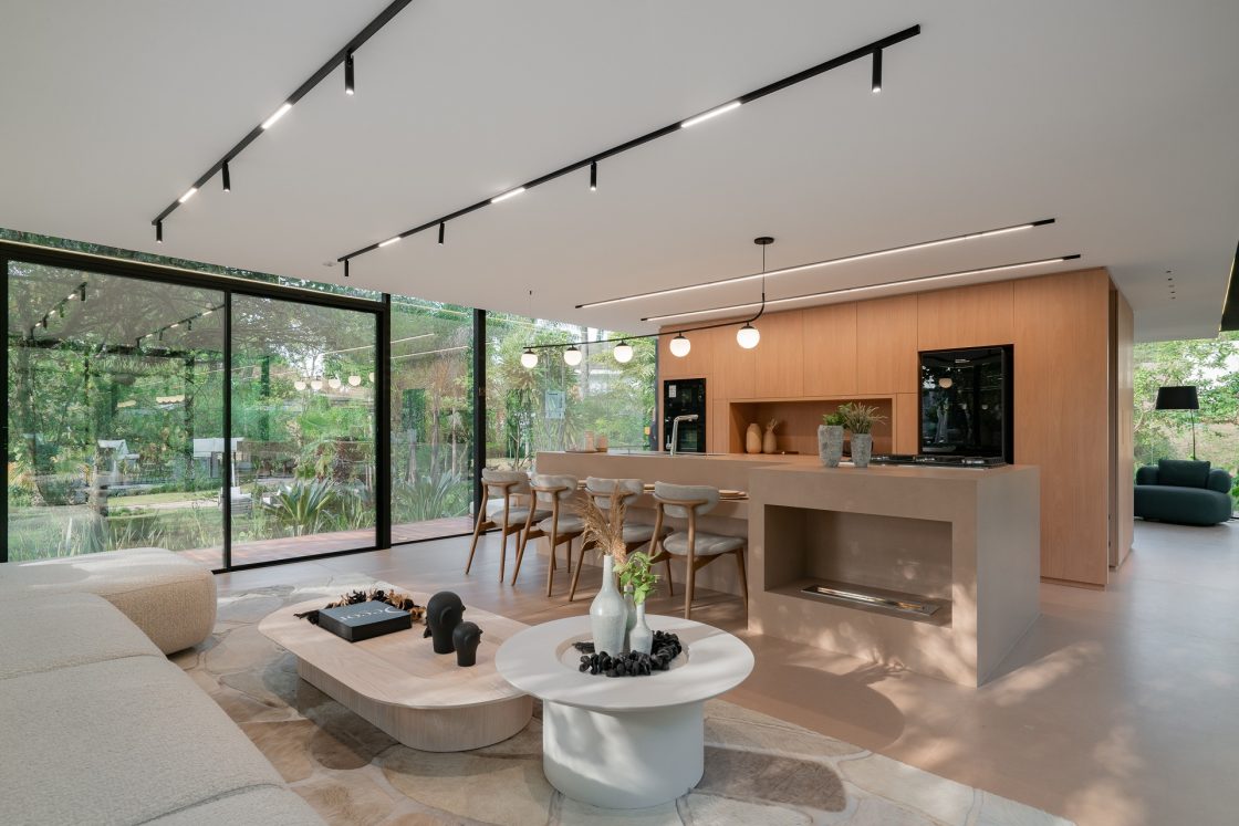 Qual o melhor revestimento para sala? 9 Estilos como moderno e industrial se beneficiam do piso de concreto ou cimento (Projeto: Pluria Multidesign)