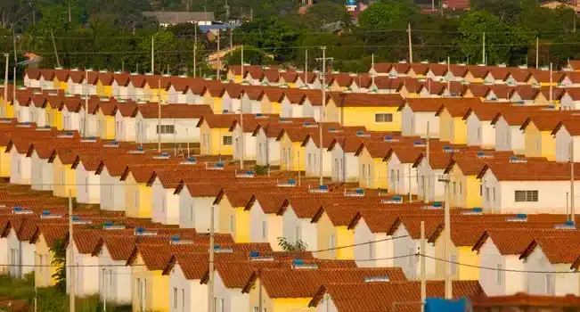 Tendências da Construção Civil para 2025 2 Vista panorâmica de um empreendimento do Minha Casa Minha Vida.