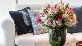Floreira de Parede: Como Criar um Ambiente Aconchegante e Verde com 10 Dicas 7 Tipos de flores em arranjos decorativos.