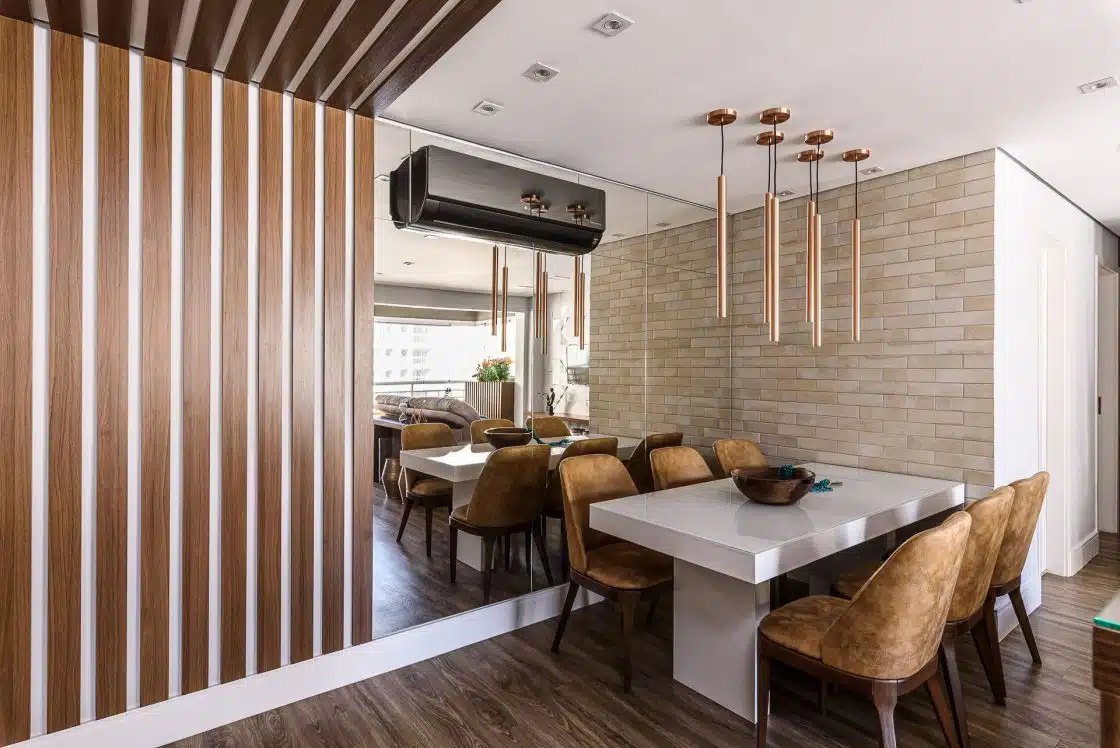 Transforme Seu Espaço com Tijolinho Branco: 5 Revestimentos Clean para Inspirar sua Decoração! 5 Com toque rústico, tijolinho branco complementa revestimento amadeirado (Projeto: Vanessa Bottini)