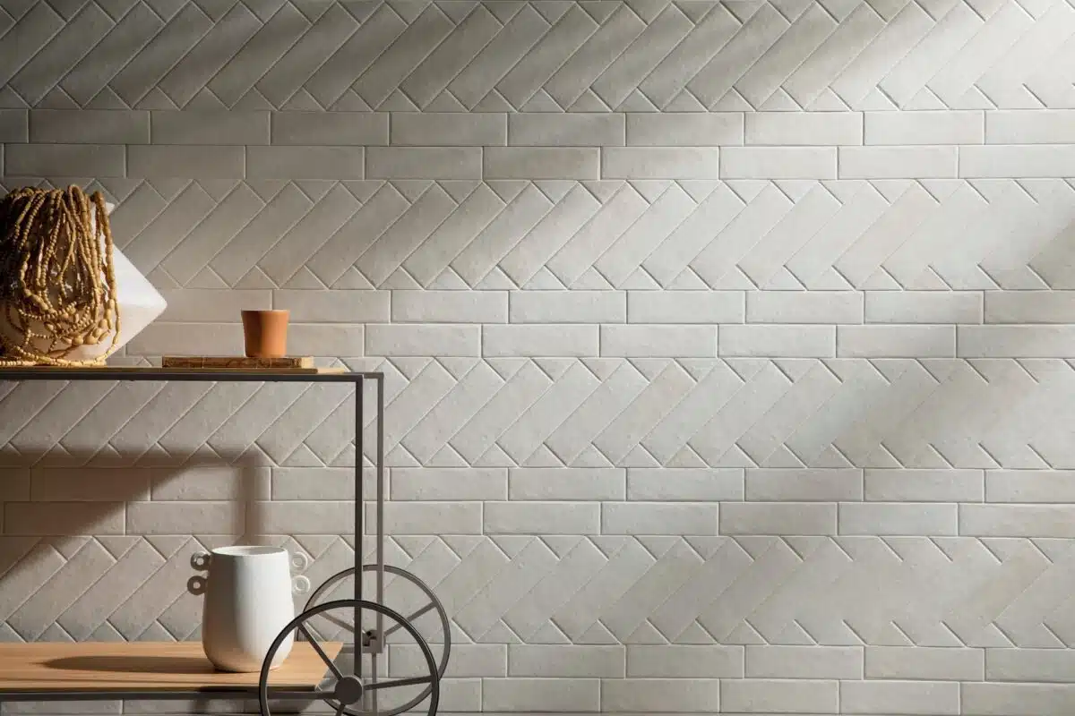 Transforme Seu Espaço com Tijolinho Branco: 5 Revestimentos Clean para Inspirar sua Decoração! 3 Tijolinho Branco é versátil, atemporal e permite diferentes paginações (Projeto: Portobello)