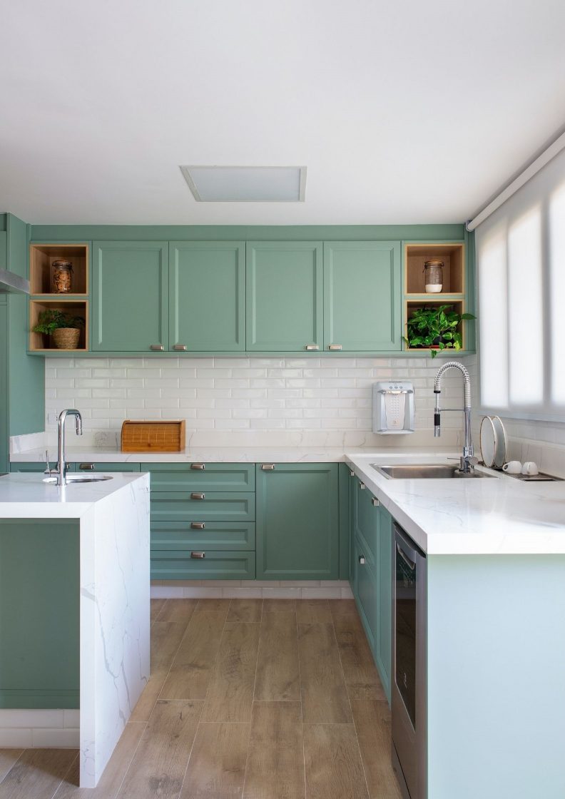 Transforme Seu Espaço com Tijolinho Branco: 5 Revestimentos Clean para Inspirar sua Decoração! 7 Cores pastel, como verde, dão toque vintage a ambientes com tijolinho branco (Projeto: Juliana Abad)