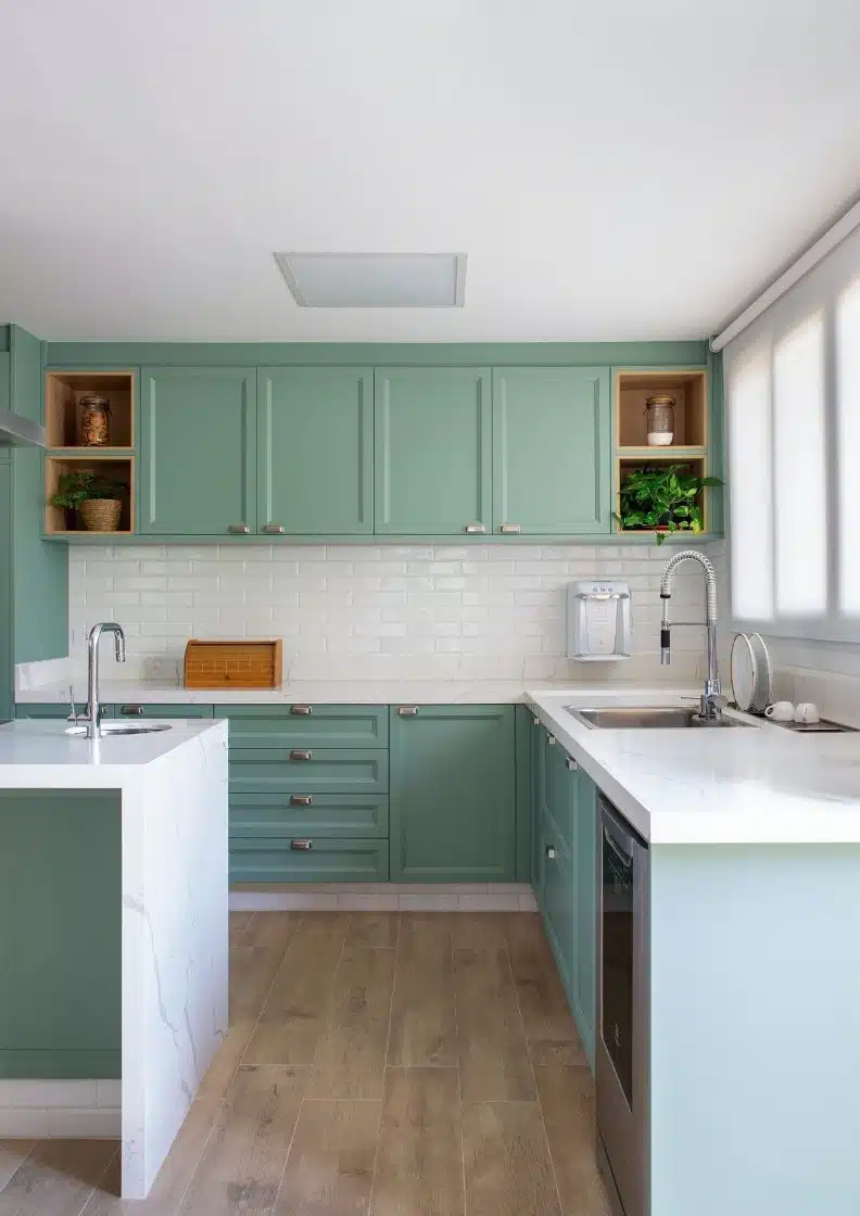 Transforme Seu Espaço com Tijolinho Branco: 5 Revestimentos Clean para Inspirar sua Decoração! 7 Cores pastel, como verde, dão toque vintage a ambientes com tijolinho branco (Projeto: Juliana Abad)