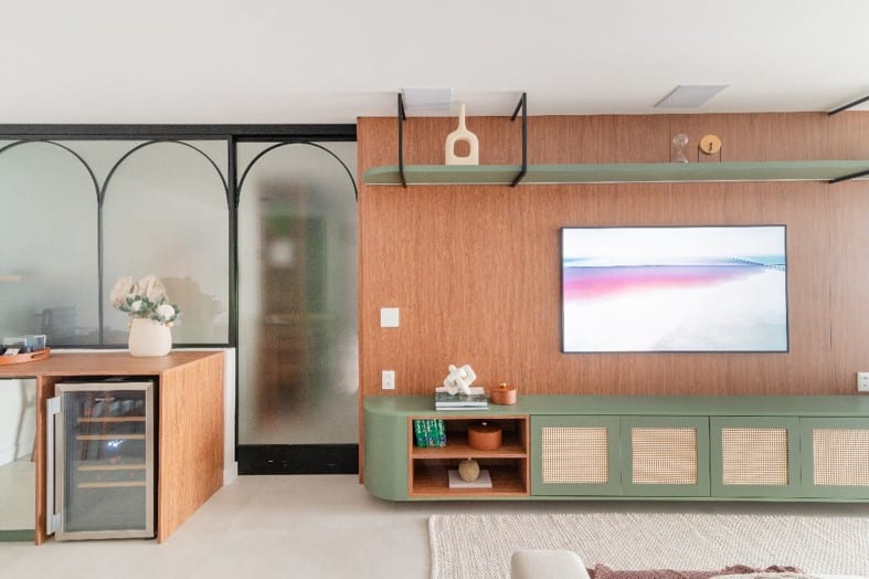 10 Maneiras de Usar a Palhinha na Decoração de Interiores 9 Rack sob medida com palhinha como elemento de design.