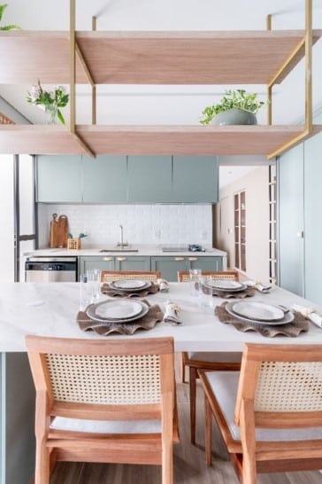 10 Maneiras de Usar a Palhinha na Decoração de Interiores 1 Cadeiras e armários com detalhes em palhinha.