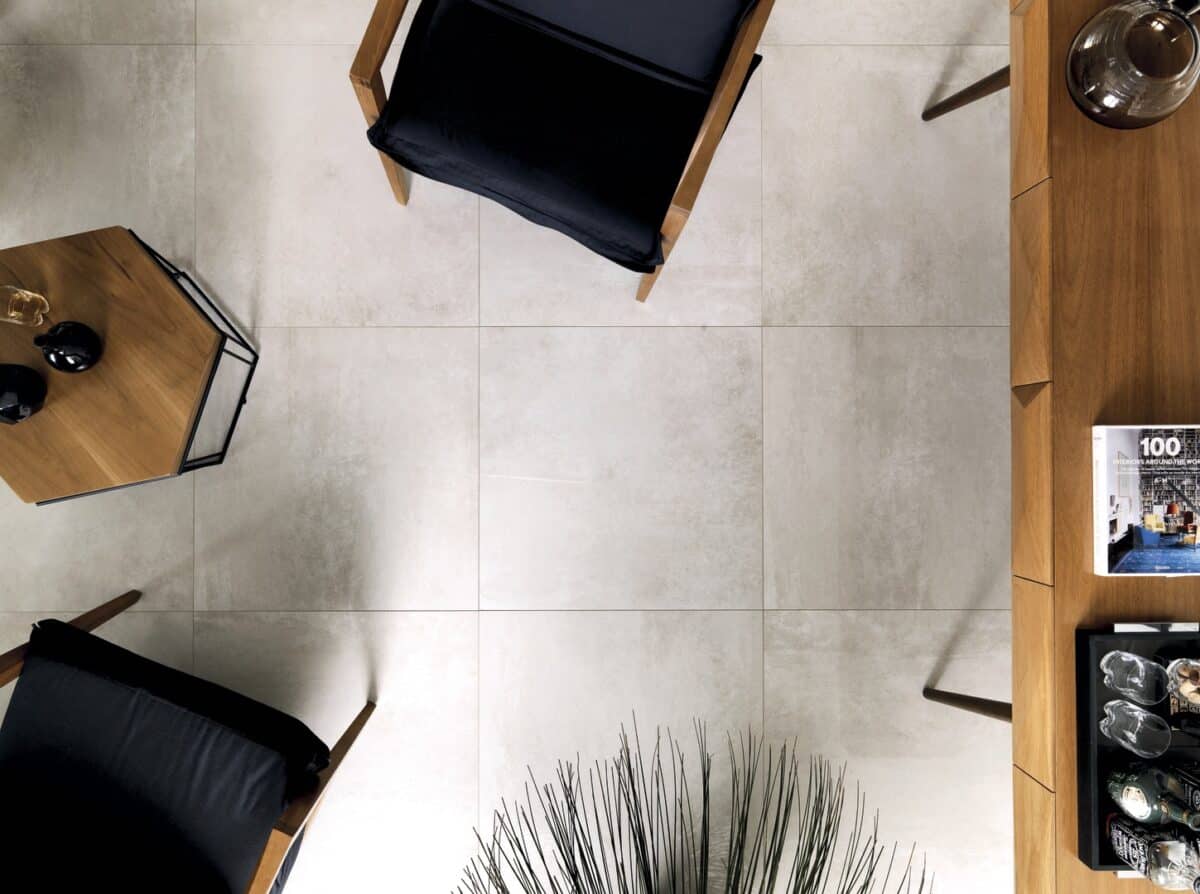 Transforme seu Espaço com o Toque Urbano do Porcelanato Cimento Queimado! 2 É possível encontrar porcelanato cimento queimado nos acabamentos natural, polido e EXT (Projeto: Portobello)