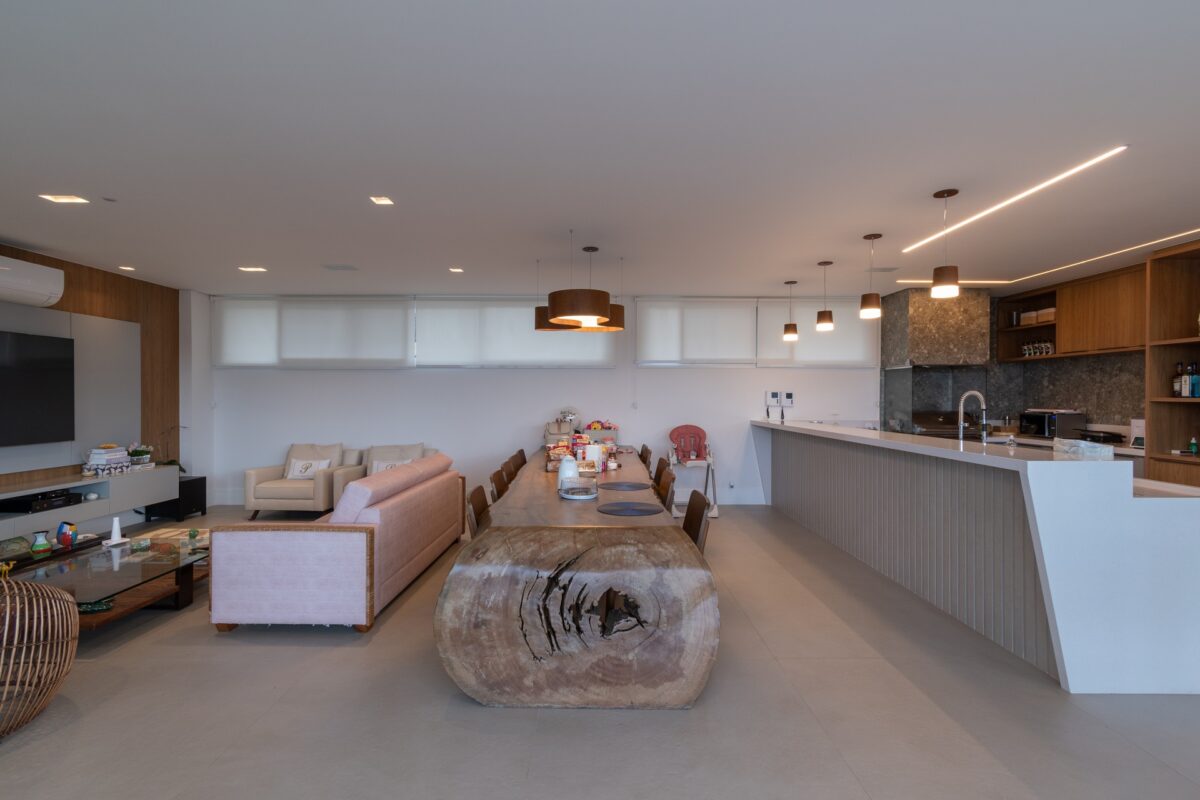 Transforme seu Espaço com o Toque Urbano do Porcelanato Cimento Queimado! 5 Resistente e fácil de limpar, reprodução de cimento queimado em porcelanato é versátil (Projeto: Flávia Tavares)