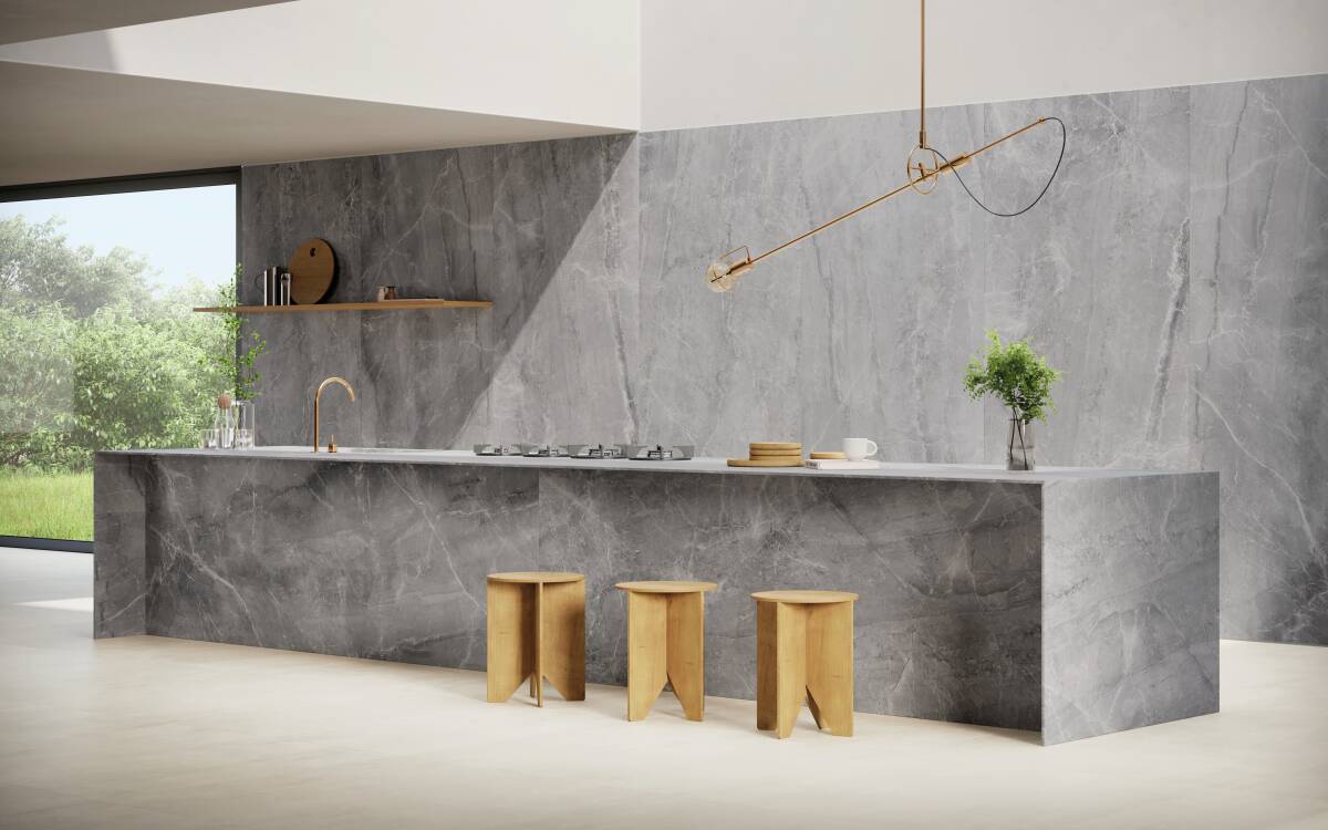 Transforme seu Ambiente: 6 Revestimentos de Porcelanato para Bancadas de Cozinha que Você Precisa Conhecer! 2 Escolha clássica e versátil, os porcelanatos que reproduzem o mármore cinza podem ser aplicados em todo o ambiente.