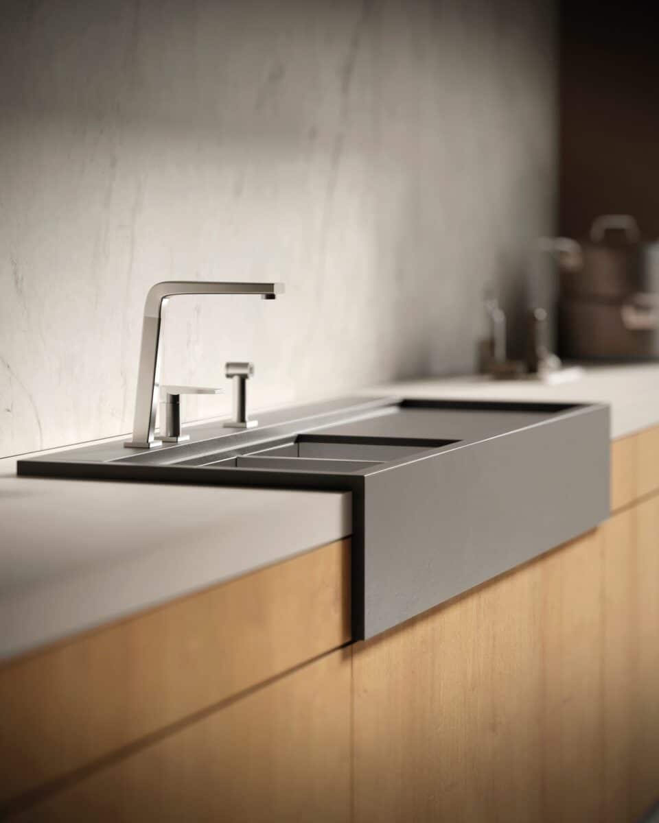 Transforme seu Ambiente: 6 Revestimentos de Porcelanato para Bancadas de Cozinha que Você Precisa Conhecer! 7 Vista lateral da bancada Domateca em cinza escuro, inspirada nas farm sink.