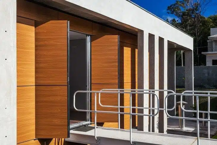 Guarda-corpo metálico em circulação elevada Passarela residencial externa com guarda-corpo metálico branco de desenho arredondado