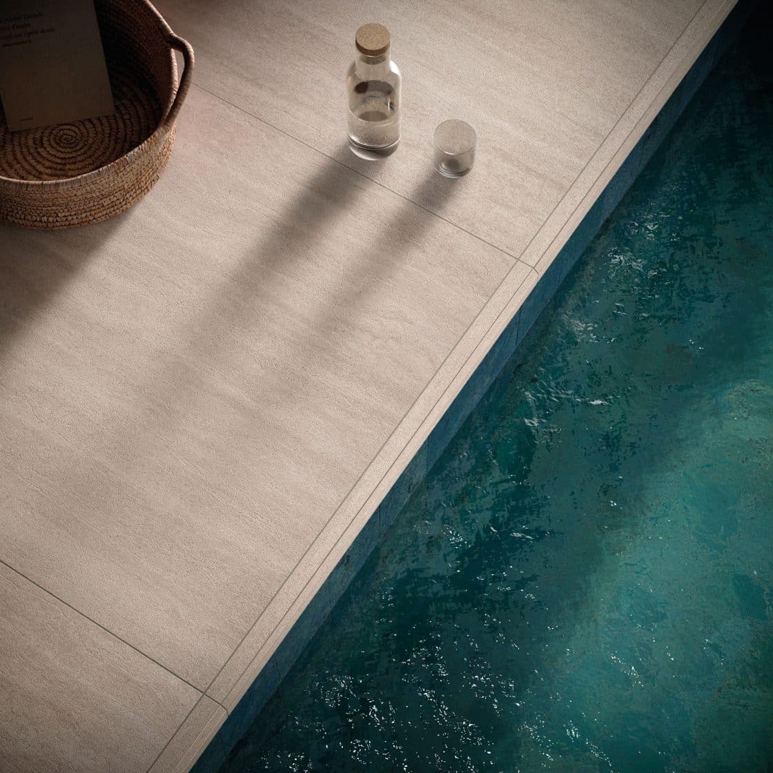Tipos de porcelanato: quais os melhores para usar em toda a casa com 10 dicas 9 Deck de piscina com porcelanato EXT que reproduz travertino (Projeto: Portobello)