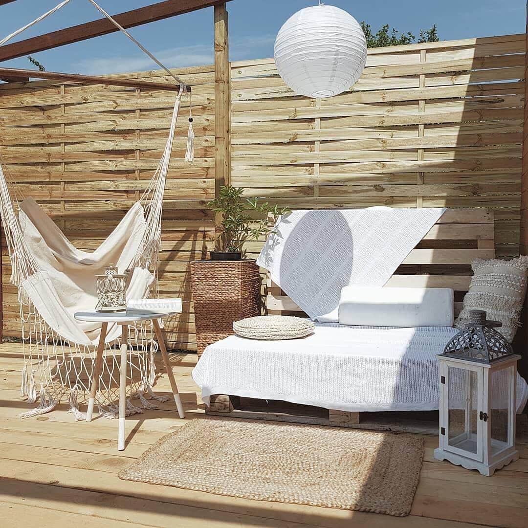 Inspire-se com 70 Ideias Criativas de Varandas de Madeira para Transformar Seu Lar! 10 Sustentável, o espaço faz uso de pallets para compor a varanda